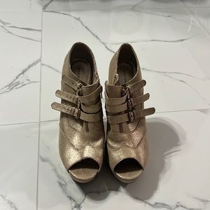 Brand: BODY CENTRAL; Size: 11; Color: Gold